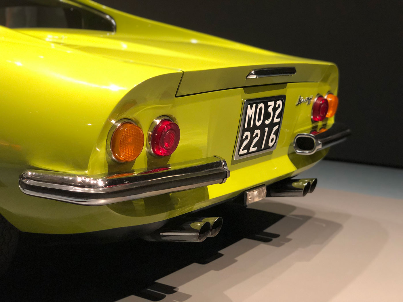 Heck eines giftgrünen Ferrari Dino 246 GTS 