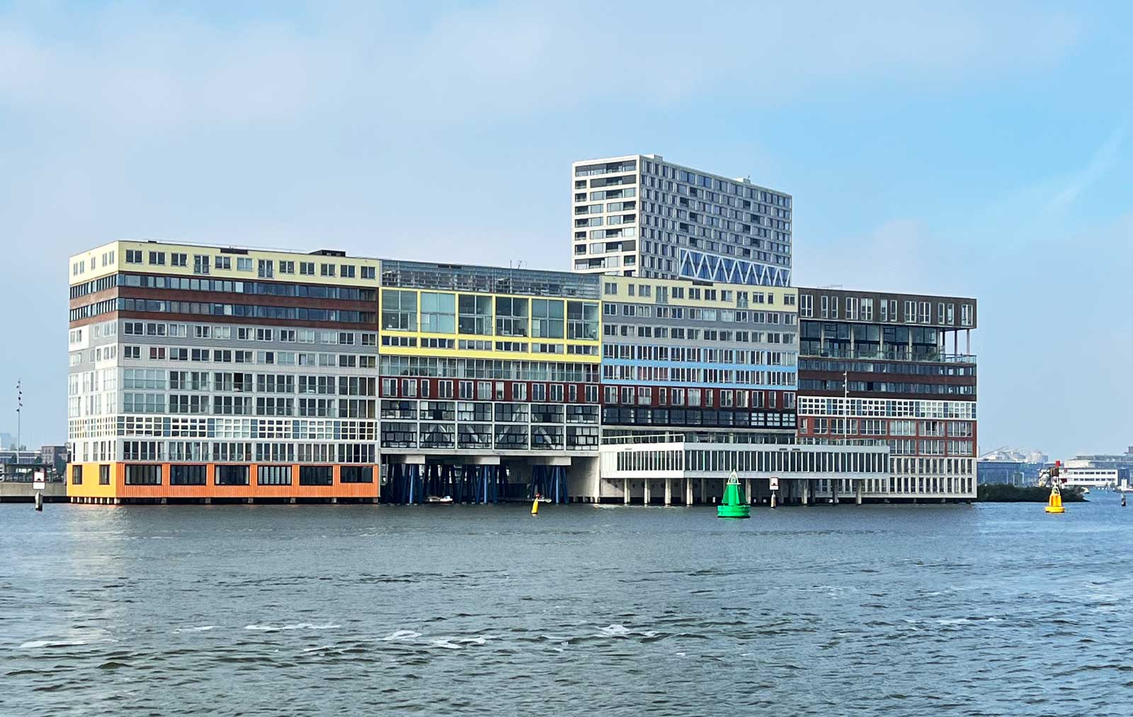 Moderne Büro- und Wohngebäude am Wasser