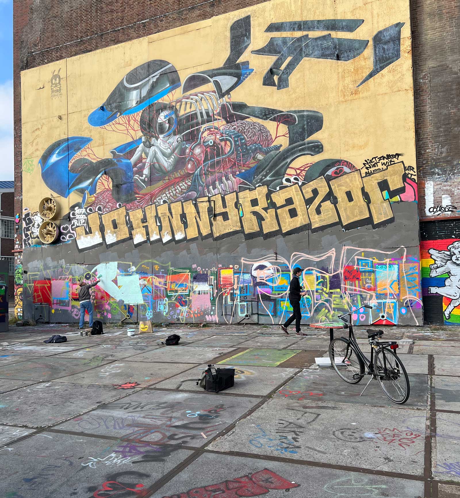 Rennwagen-Graffiti an Backsteinfassade