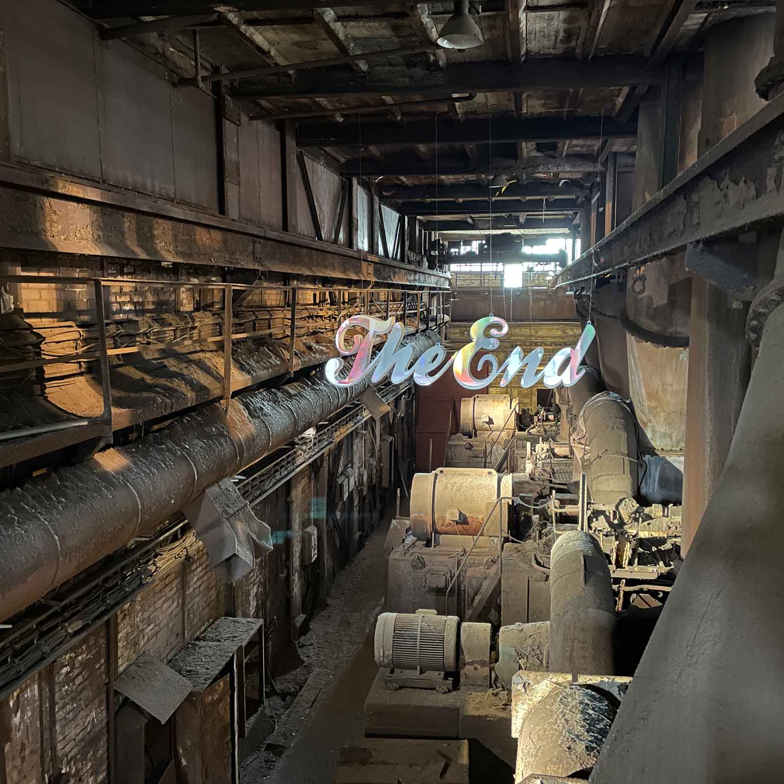 Verstaubte Industriehalle mit "The-End"-Schriftzug
