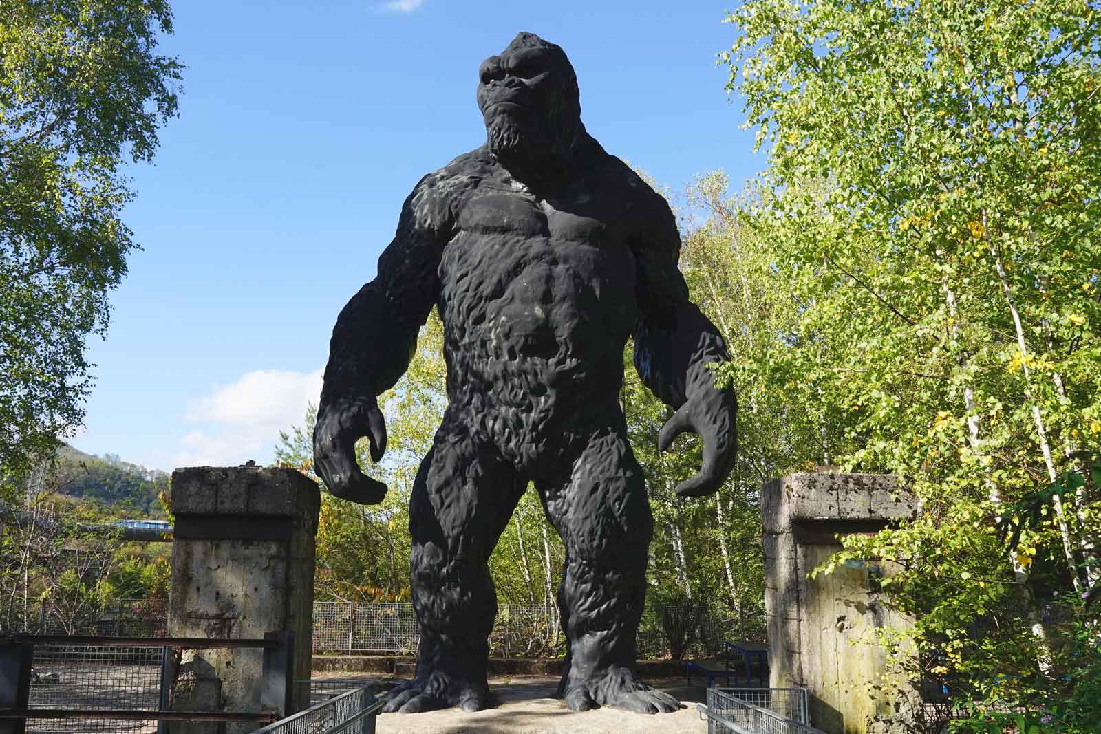 schwarze Gorilla-Skulptur