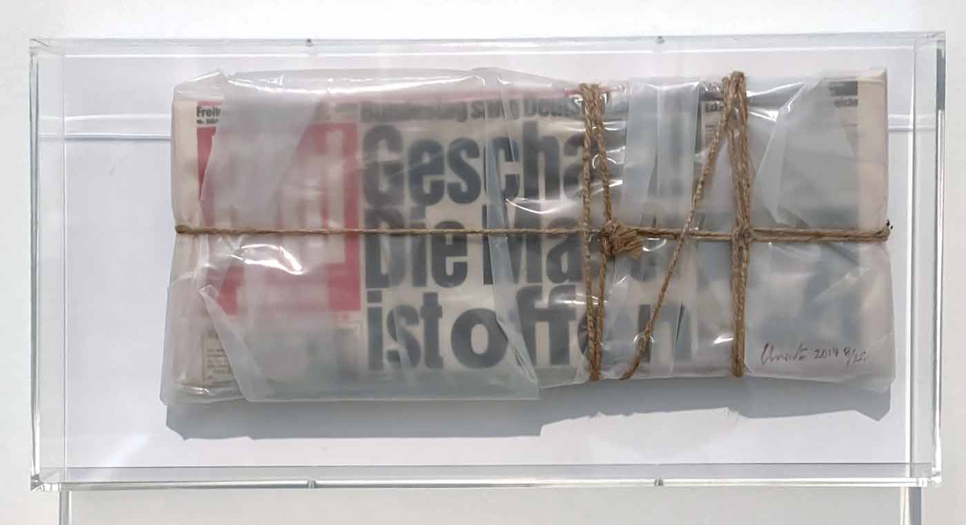 Eingepackte Zeitung als Kunstobjekt