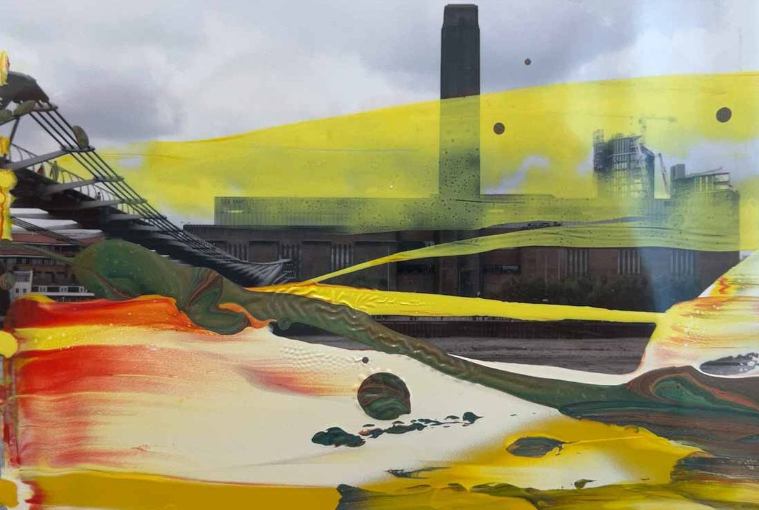 Collageartiges Bild mit Fabriksgebäude und gelben Farbstreifen