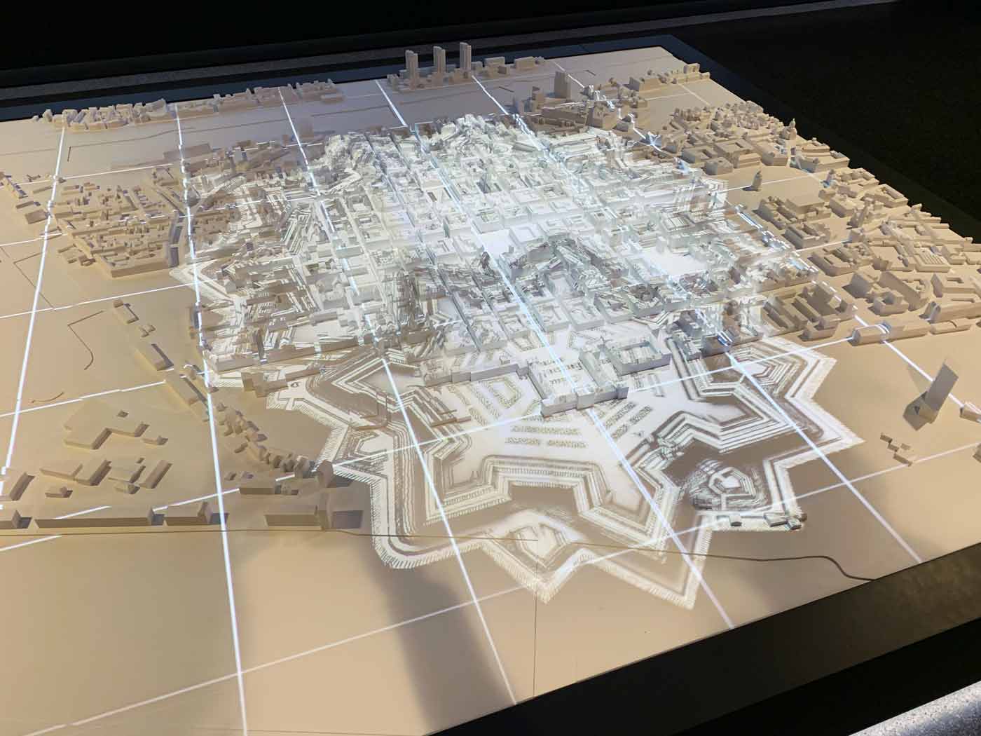 Modell eines Stadtgrundrisses mit Videoprojektionen