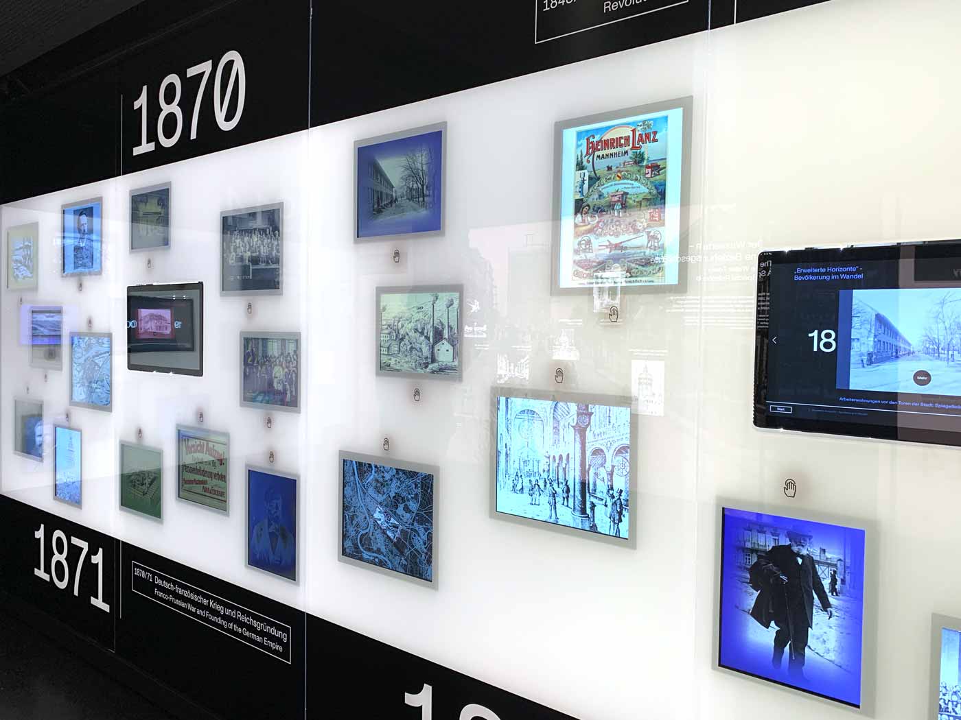Ausstellungswand mit vielen Touchscreens