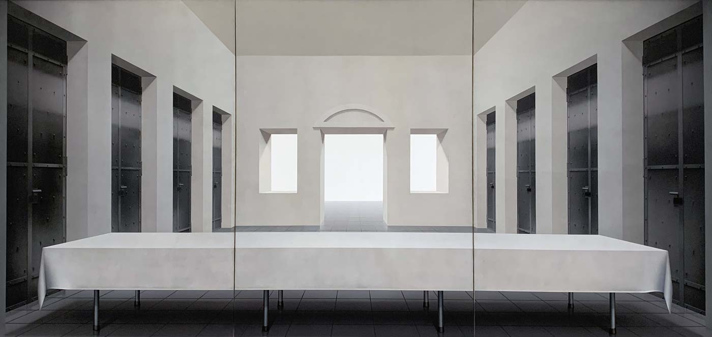 Kahler, menschenleerer Raum mit einem langen Tisch, Da Vincis Letztem Abendmahl nachempfunden
