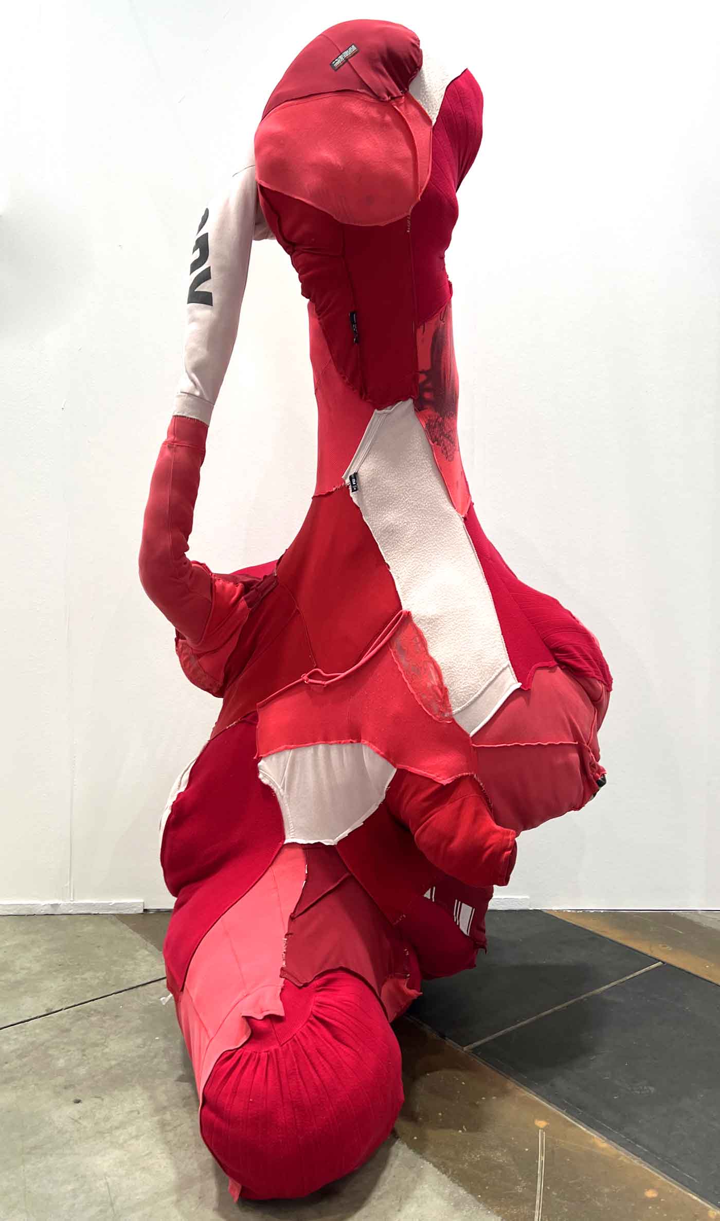 textile Skulptur in Rot von Corinne Riepert