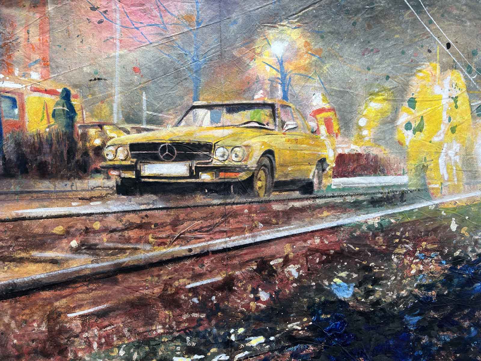 Acrylbild auf Leinwand das ein gelbes Auto neben Schienen zeigt