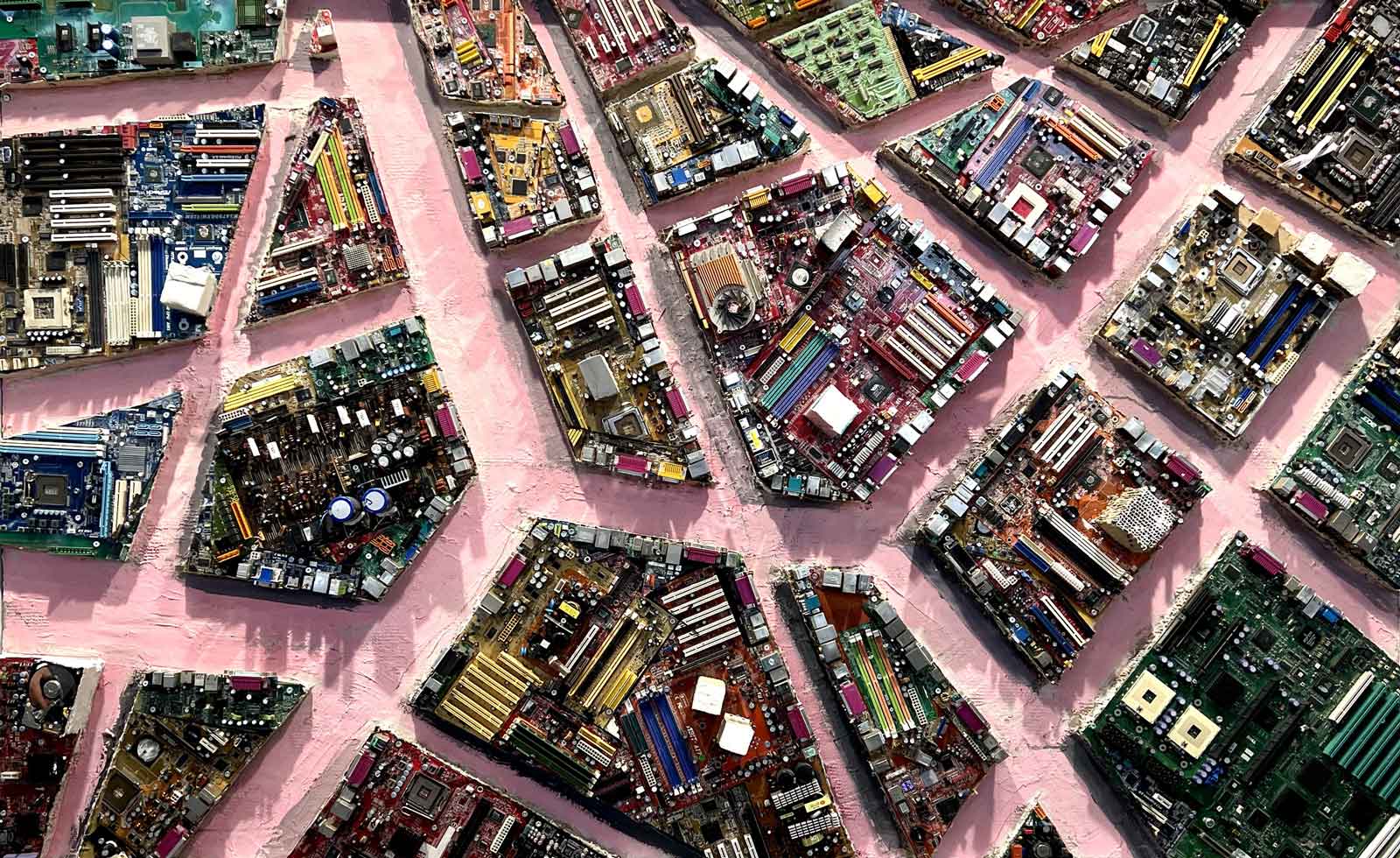 Kunstwerk aus Computerschrott, das eine Stadt von oben zeigt