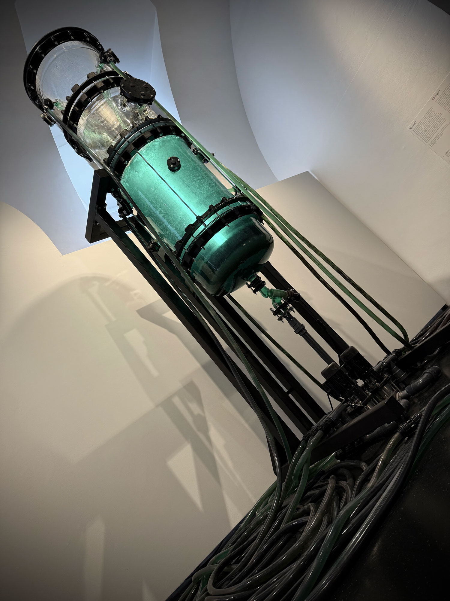 Ausstellungswand auf der Vienna Design Week mit verschiedenen Produkten