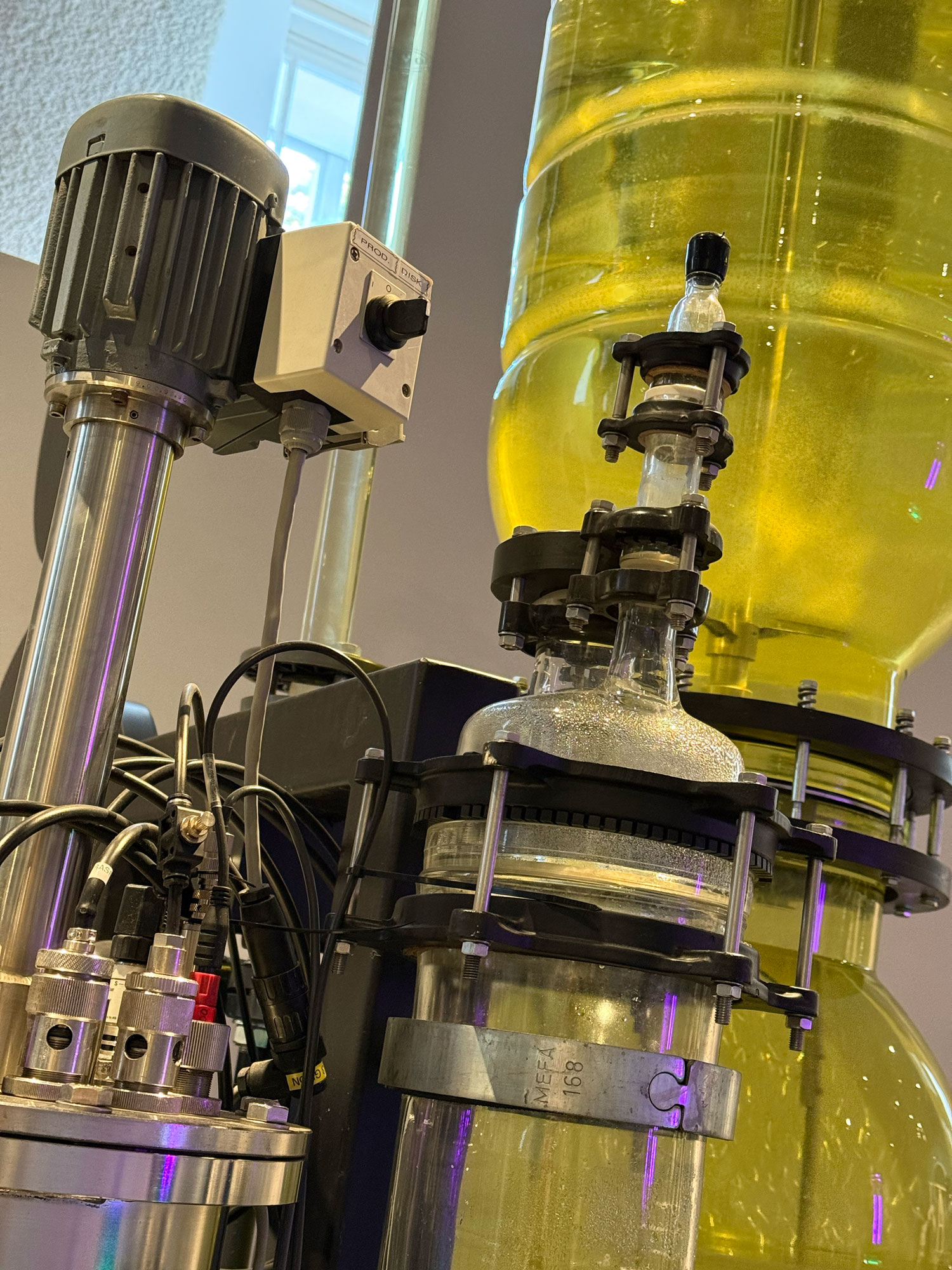 Recyceltes Plattenmaterial aus Kunststoff auf einem Tisch