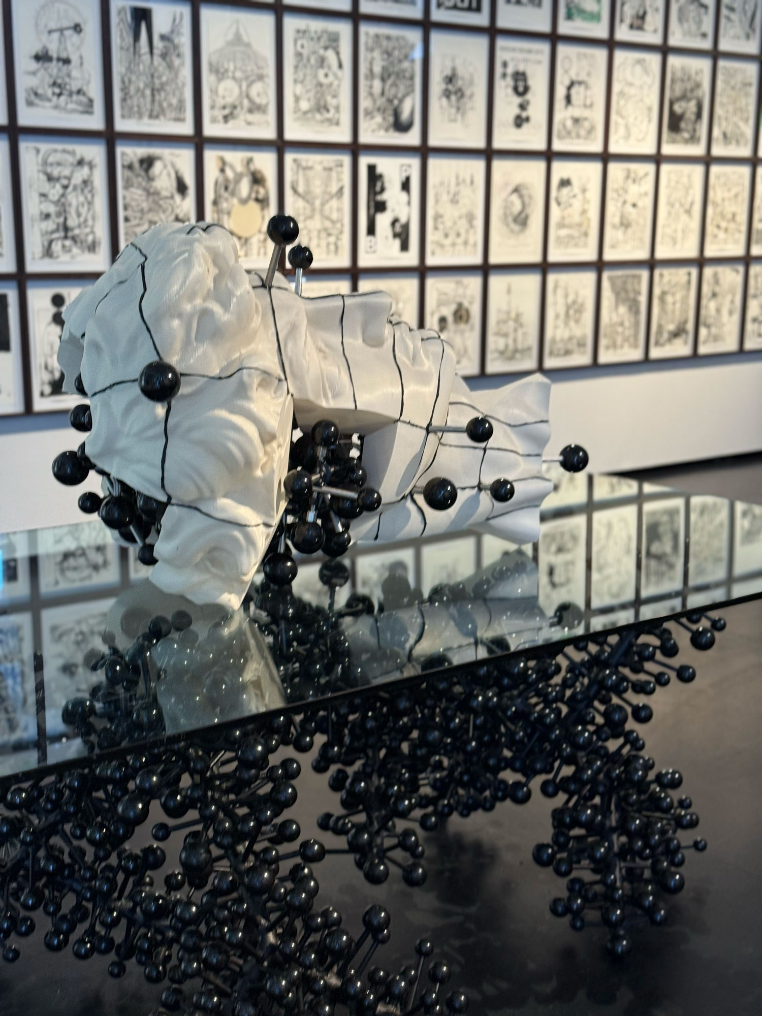 Glühbirne auf rundem Holzbrett als Leuchte