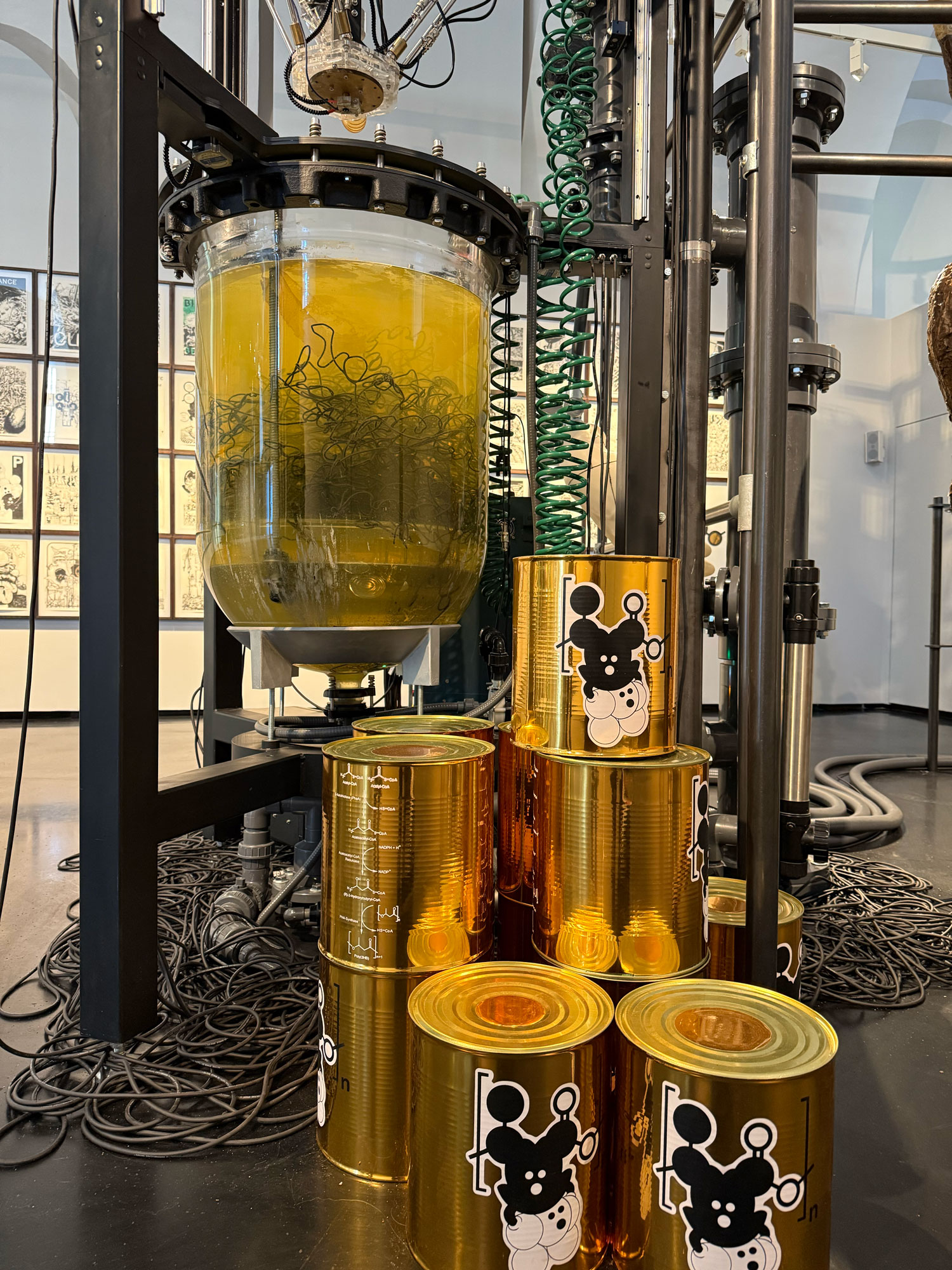 Materialmuster von Baustoffen, die zum Teil aus Abfall bestehen