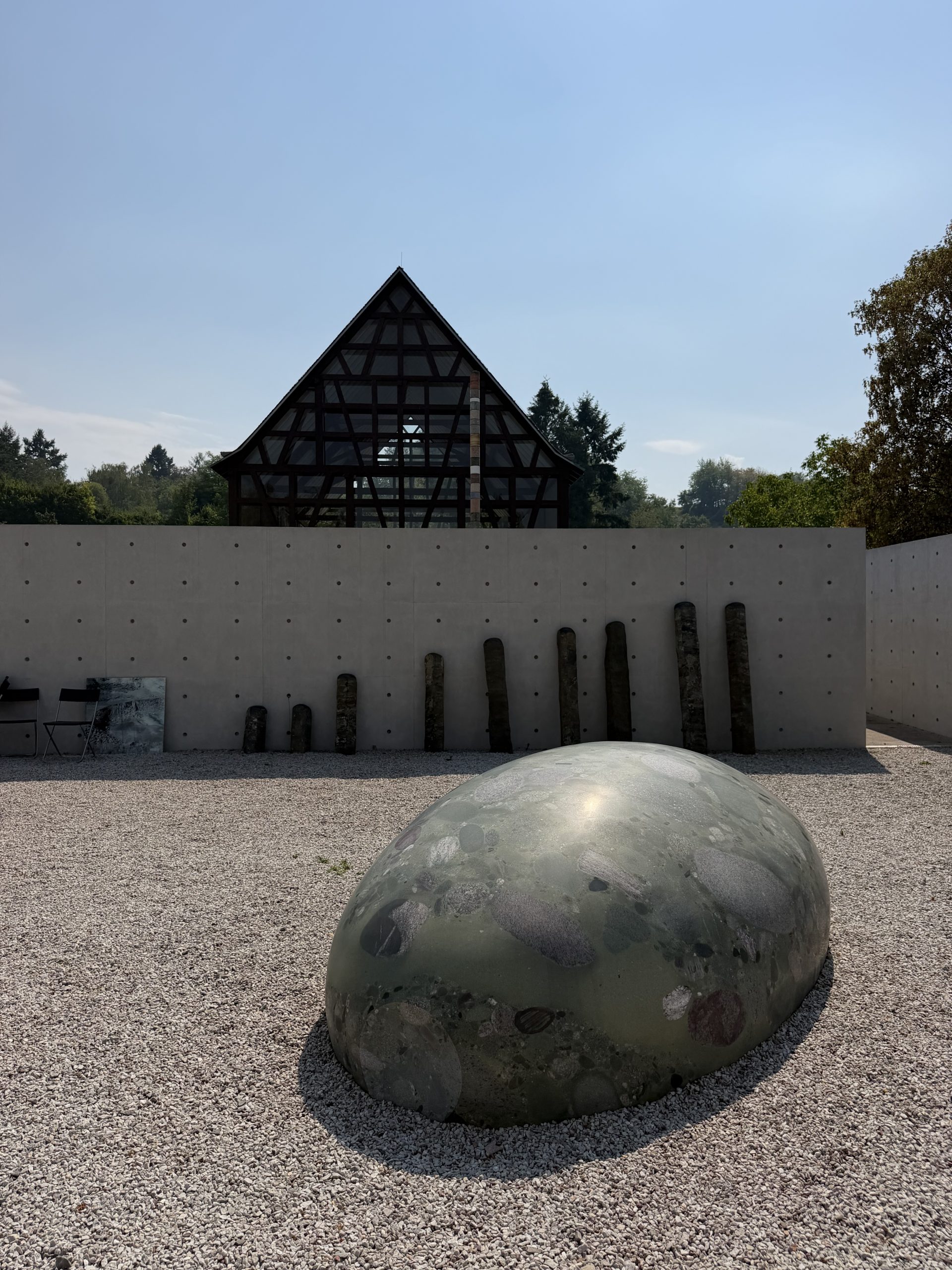 Steinskulpturenmuseum Bad Kreuznach, Außenansicht mit Sichtbeton und Fachwerkscheune