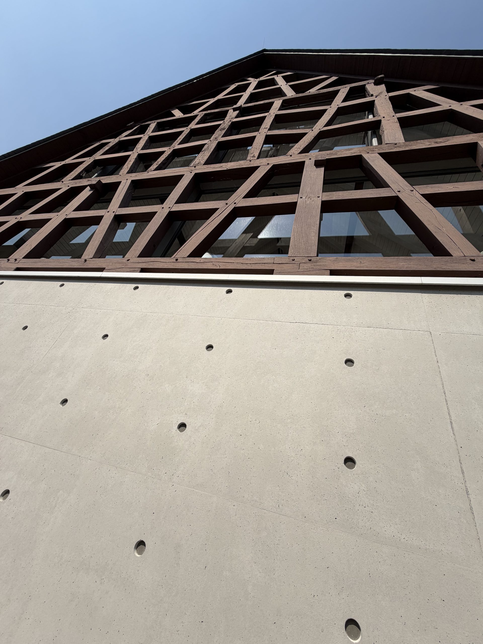 Lichtdurchblick durch Sichtbeton im Steinskulpturenmuseum