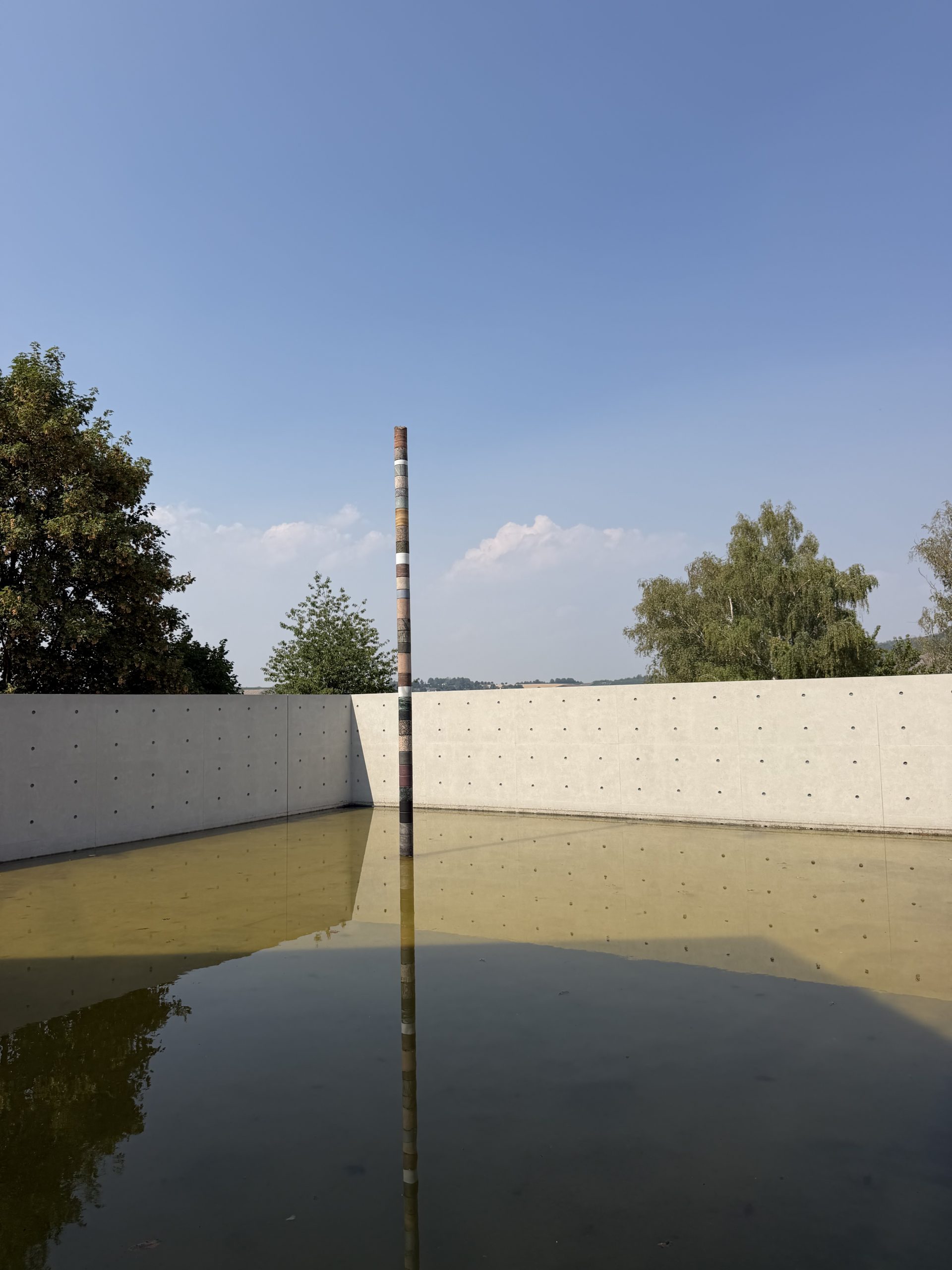 Innenraum des Steinskulpturenmuseums mit diffusem Lichteinfall