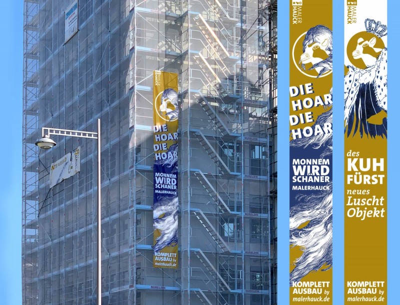 langes, schmales Gerüstbanner in Gold und Blau