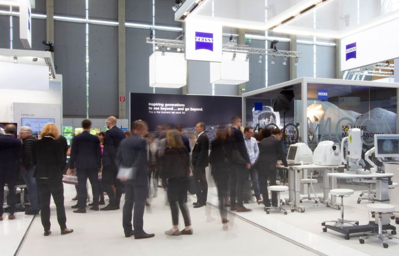 Messestand für Carl Zeiss Meditec auf der DOC, Messebesucher, Ophthalmologie, Messe, Kongress, Produktpräsentation