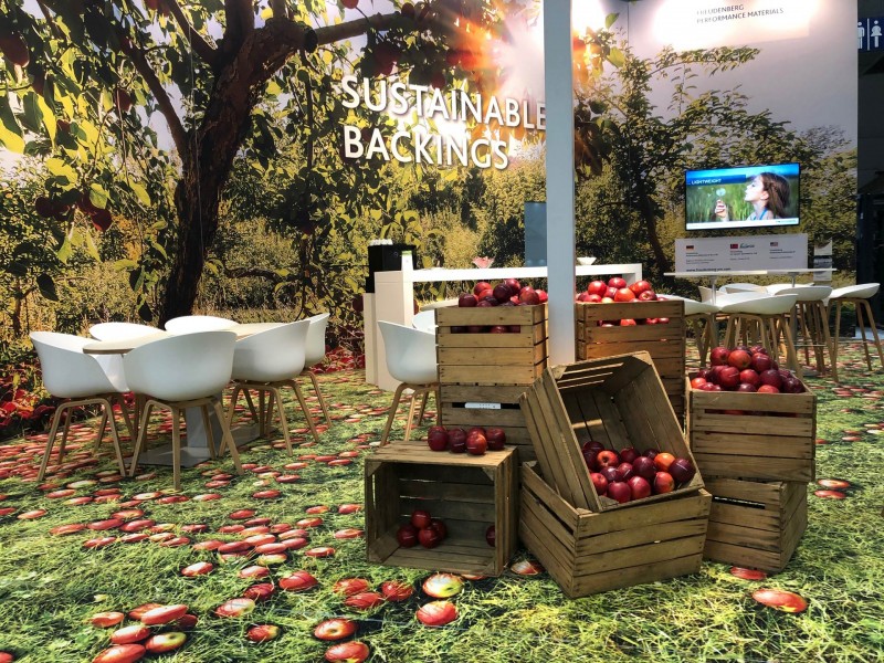 Messeaktion, Komplett-Konzept, Teppich als Apfelwiese, Apfel als Give-Away, Obstkisten, Lounge, bedruckter Teppich, Domotex 2020 Hannover