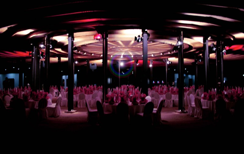 Abend-Event, Tischdekoration, Menükarte, Weingläser, Präsent
