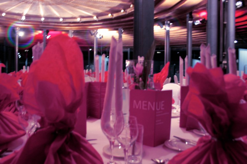 Abend-Event, Tischdekoration, Menükarte, Weingläser, Präsent