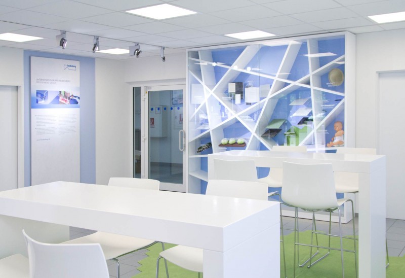 Freudenberg Foyer, Wangentisch, Grafik, Glas-Vitrine