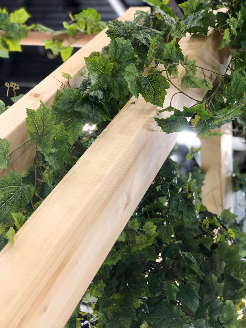 künstliche Weinranken auf Messestand