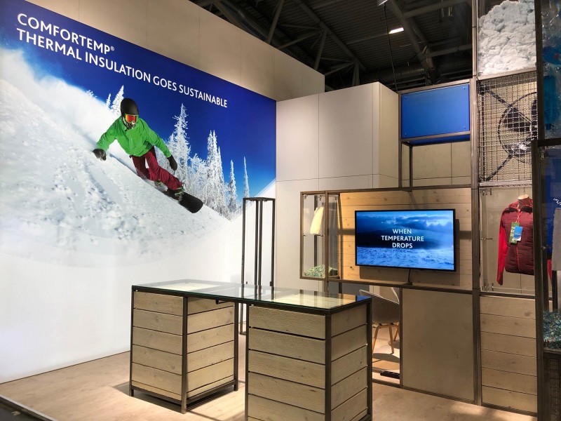 Messestand für Freudenberg PM auf der ISPO München, Holz-Stahl-Möbel, Betonlook-Wände