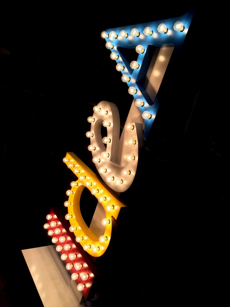 IdeA Licht Installation, Typographie, Glühbirnen