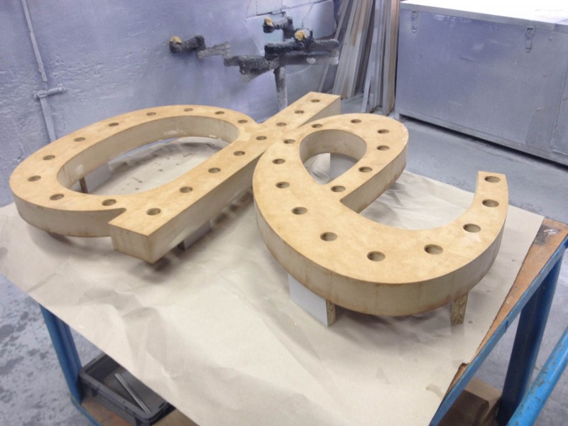 Work in Progress, große CNC-Buchstaben für Installation
