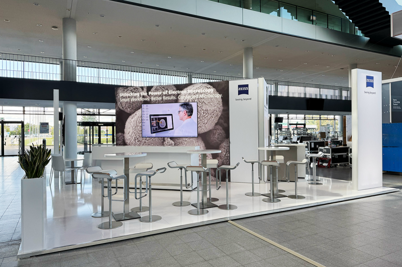 Messestand von Zeiss Microscopy auf der MC Karlsruhe 2025