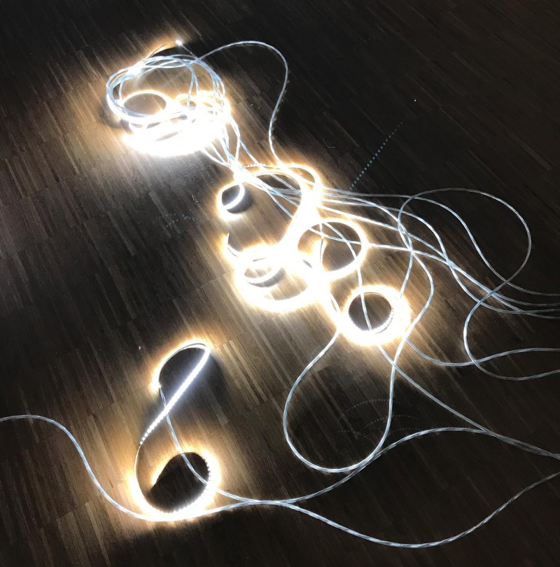 Lichtinstallation, leuchtender LED-Stripe