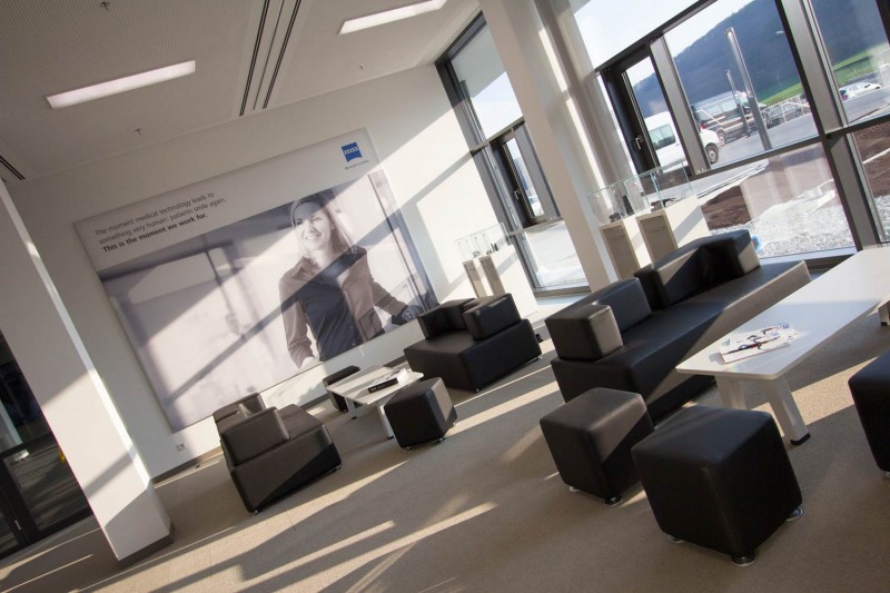 Showroom Carl Zeiss Oberkochen, Vitrinen, Grafik, Lounge, Besprechnungsbereich, Augenheilkunde
