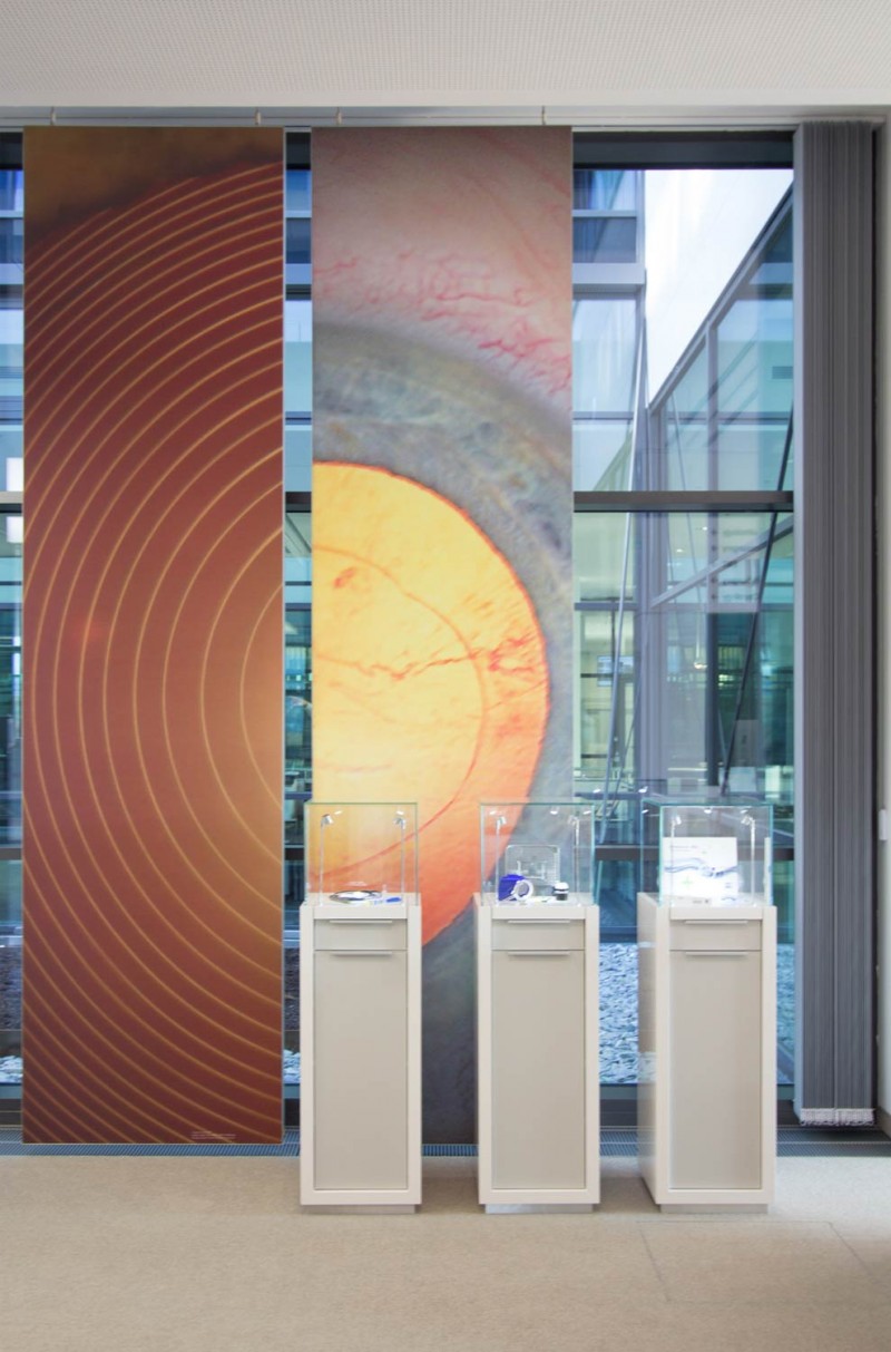 Showroom Carl Zeiss Oberkochen, Vitrinen, Grafiken, Augenheilkunde