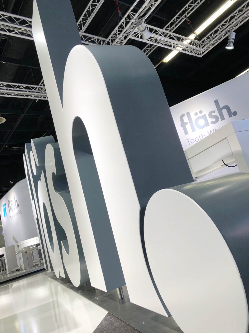 flaesh riesige 3D-Schrift auf der IDS, Cologne 2019